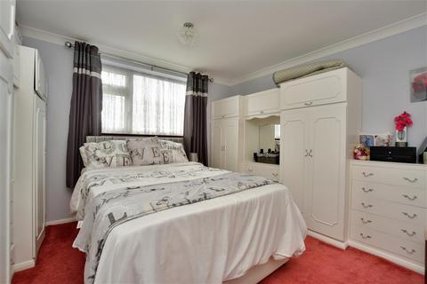 22 Admirals Walk, Chatham, ME5 8NL