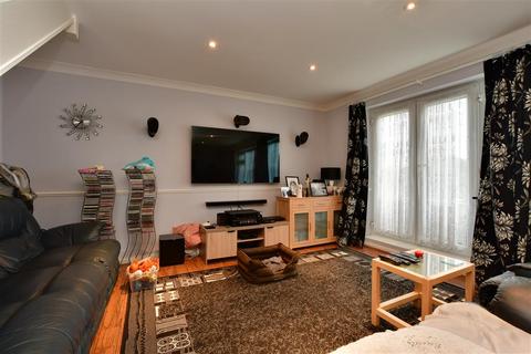 22 Admirals Walk, Chatham, ME5 8NL