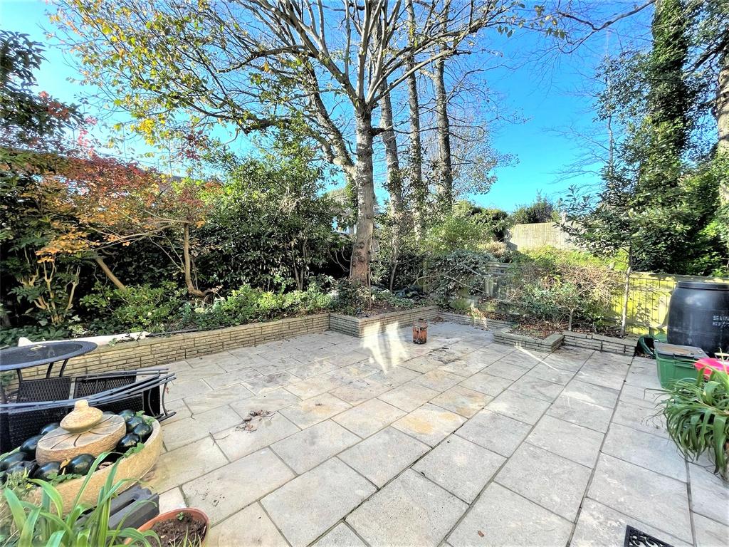 Beechwood Crescent, Old Town, Eastbourne, BN20 4 bed end of terrace