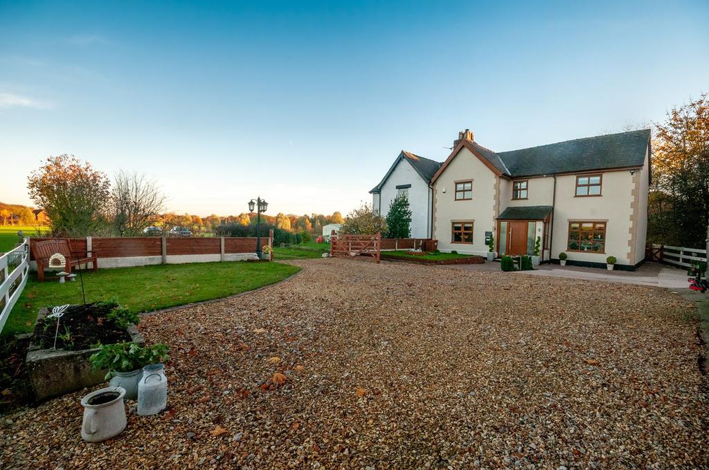 Off Ashton Road, NewtonleWillows, WA12 4 bed semidetached house £