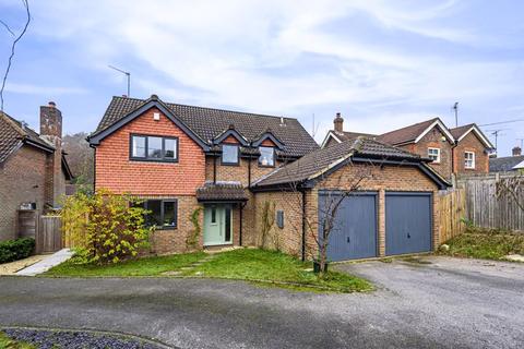 4 bedroom detached house for sale - No Onward Chain - Southview Road, Headley Down