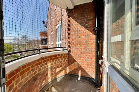 3 bedroom apartment to rent, Mayville Estate, N16