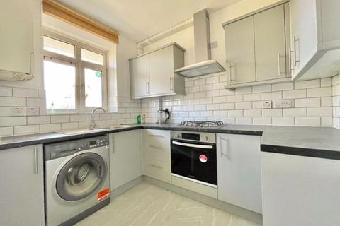 3 bedroom apartment to rent, Mayville Estate, N16