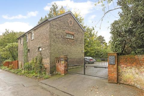 2 bedroom detached house to rent, Abbey Mill Lane, St. Albans, Hertfordshire, AL3
