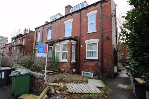 3 bedroom flat for sale - Gilpin View, Armley, Leeds, West Yorkshire, LS12