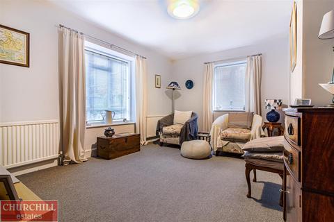 33 The Roses, Woodford Green, IG8 9BN