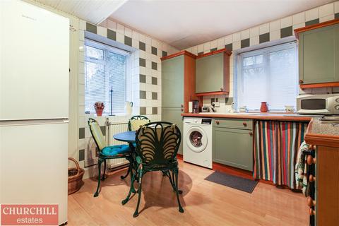 33 The Roses, Woodford Green, IG8 9BN