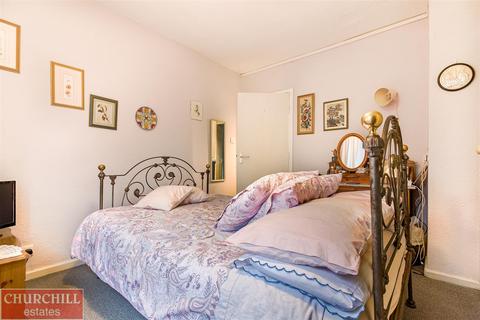 33 The Roses, Woodford Green, IG8 9BN