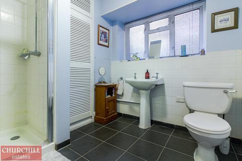 33 The Roses, Woodford Green, IG8 9BN