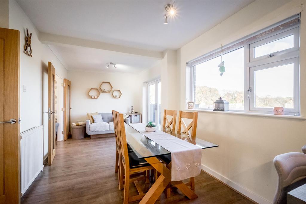 Rayner Drive Brighouse 4 bed semidetached house £275,000