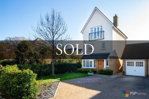 124 Renfields, Haywards Heath, RH16 4UG