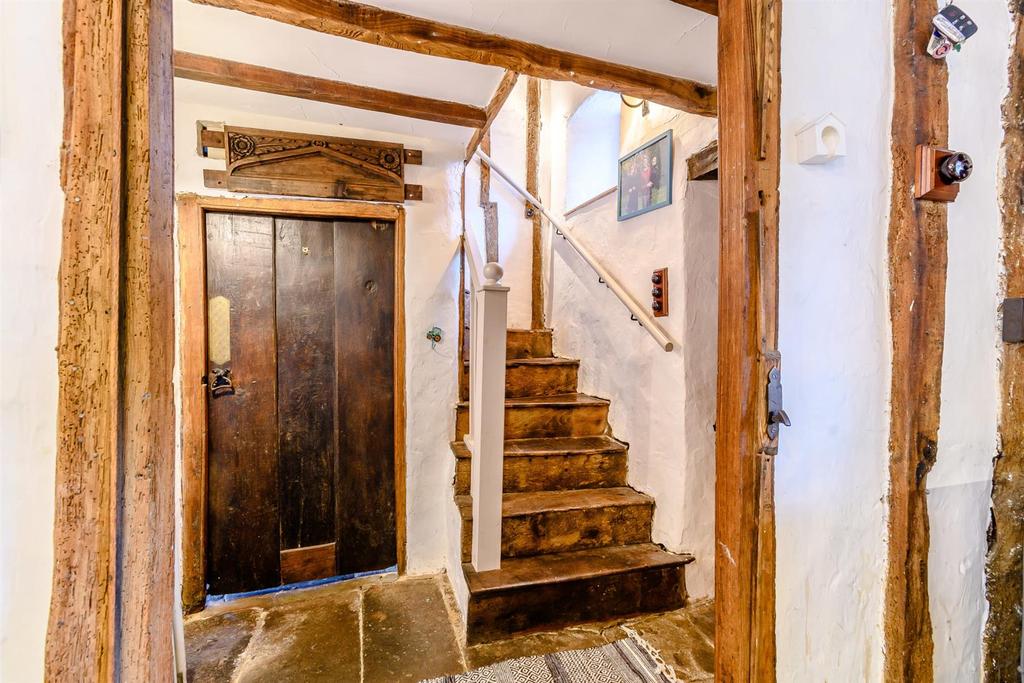 8483896-interior10.jpg