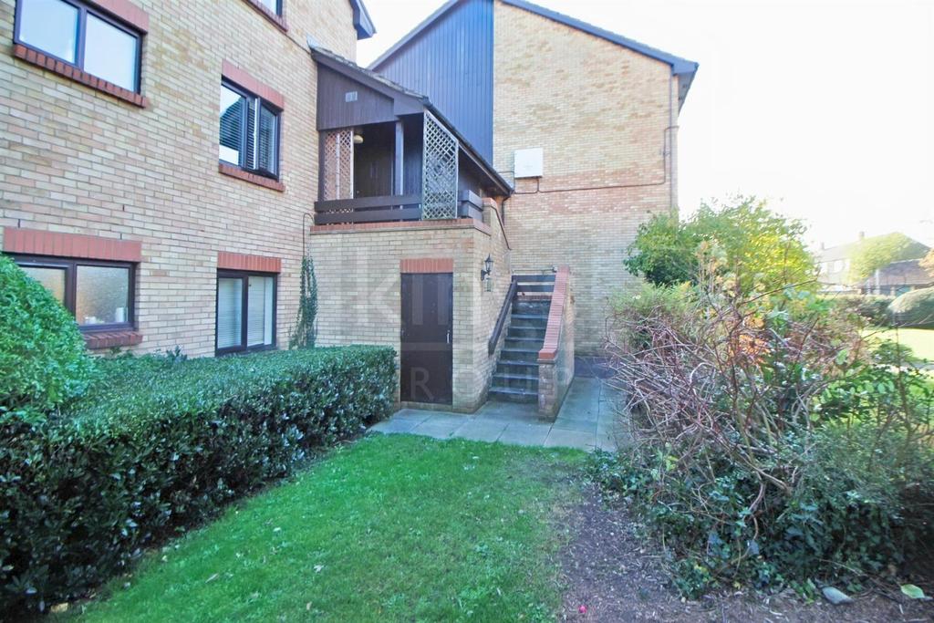 King Arthur Court, Cheshunt, Waltham... Studio £179,995