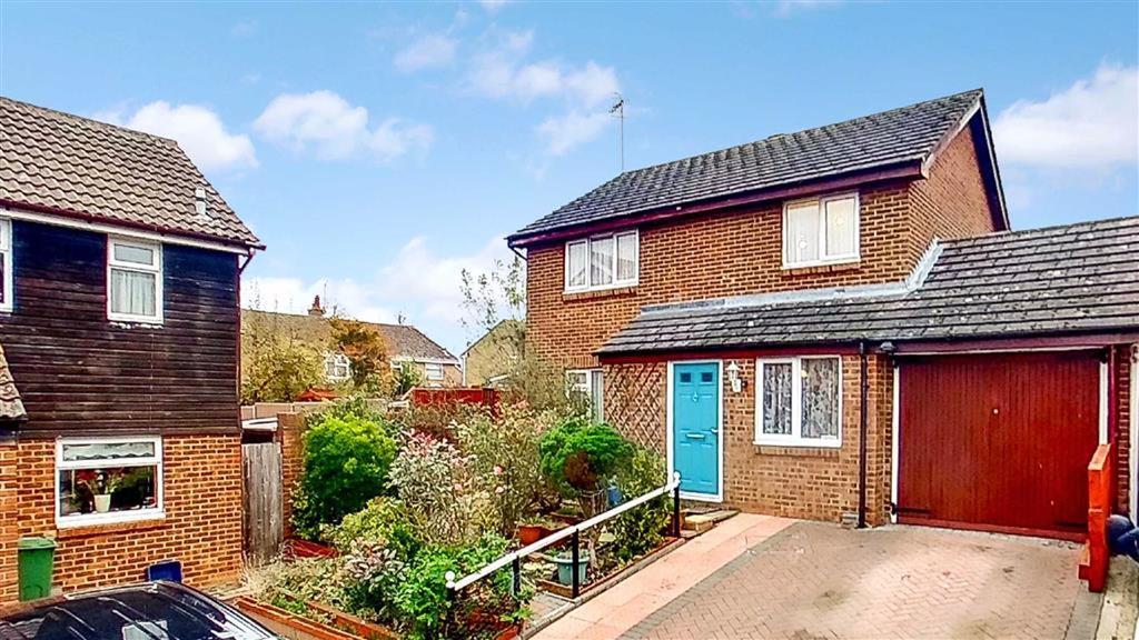 Lagonda Close, Newport Pagnell, Milton Keynes 4 bed link detached house