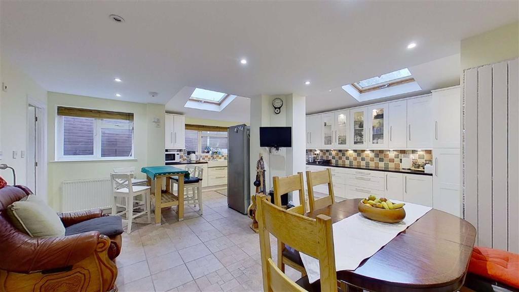 Lagonda Close, Newport Pagnell, Milton Keynes 4 bed link detached house