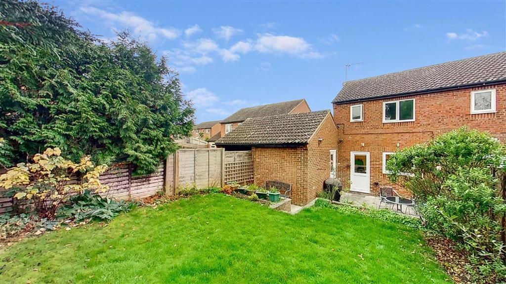 Vyne Crescent, Great Holm, Milton Keynes 2 bed semidetached house £