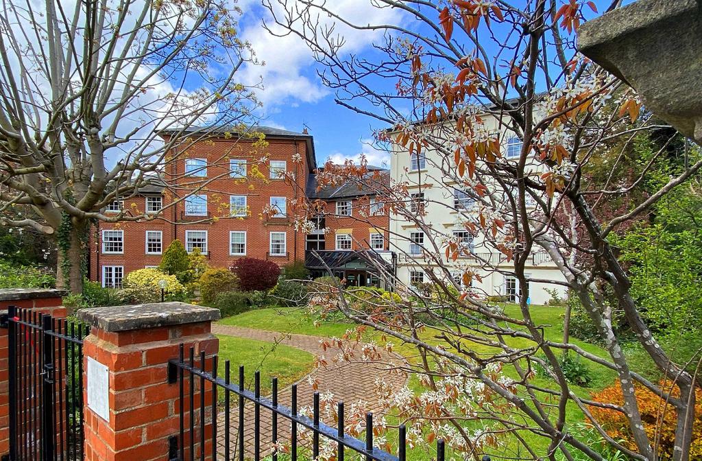 St. Lane North, Worcester, WR1 2 bed apartment £100,000