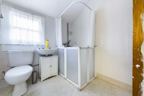 16 Tweenbrook Avenue, Gloucester, GL1 5JY