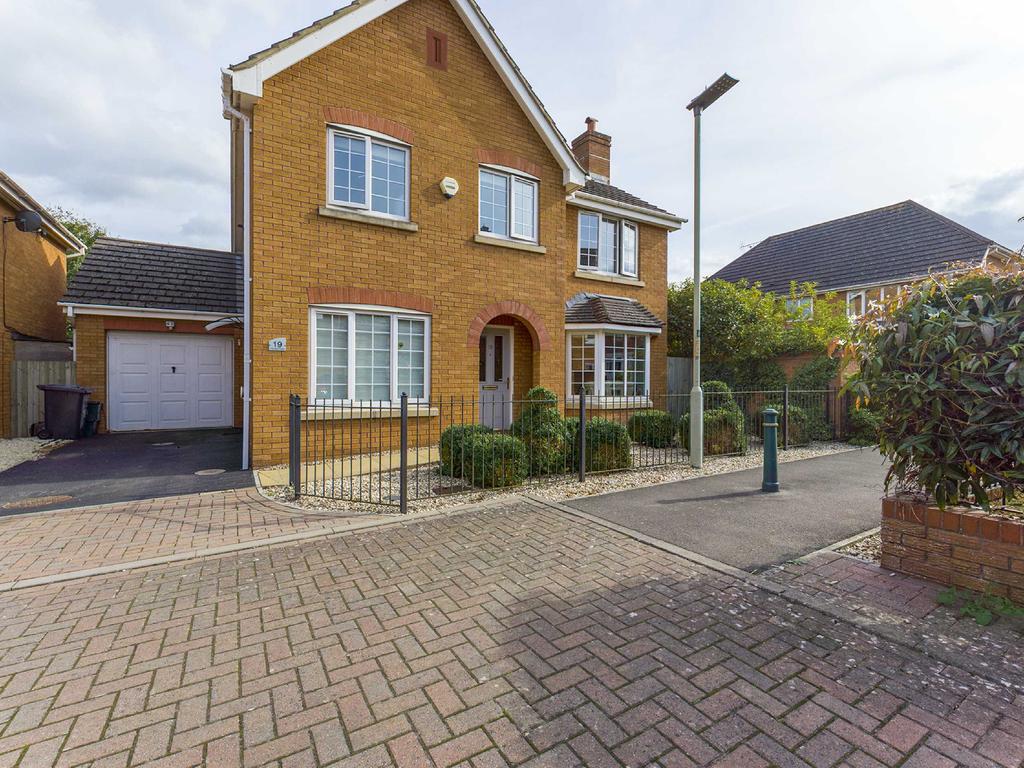Harness Close, Hempsted, Gloucester, GL2 4 bed detached house £400,000
