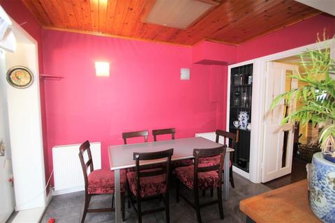 79 Beeston Way, Feltham, TW14 0EU