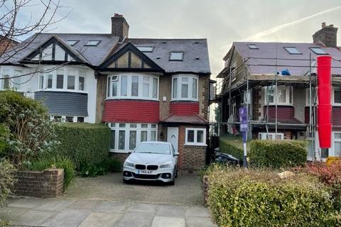 5 bedroom semi-detached house to rent, Brycedale Crescent, Southgate N14