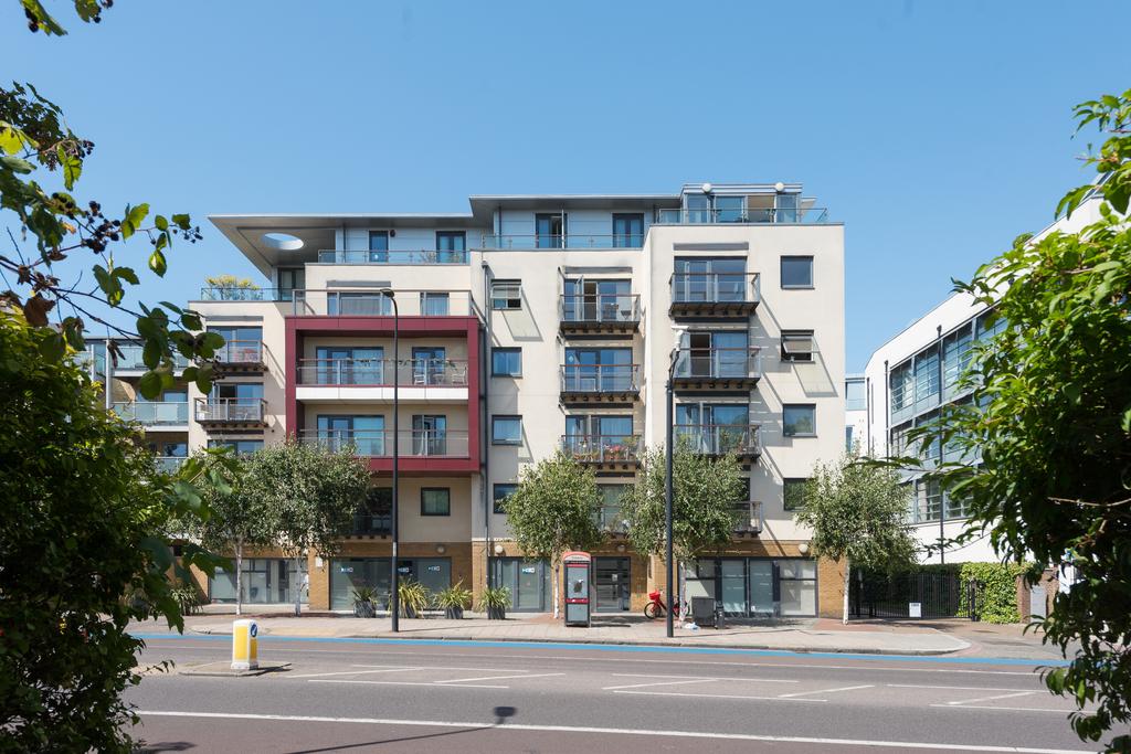 Clapham Road, London SW9 1 bed flat £1,700 pcm (£392 pw)