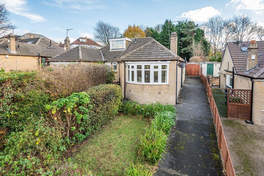 CARR MANOR ROAD, LEEDS, LS17 5DW 2 bed semidetached bungalow £260,000