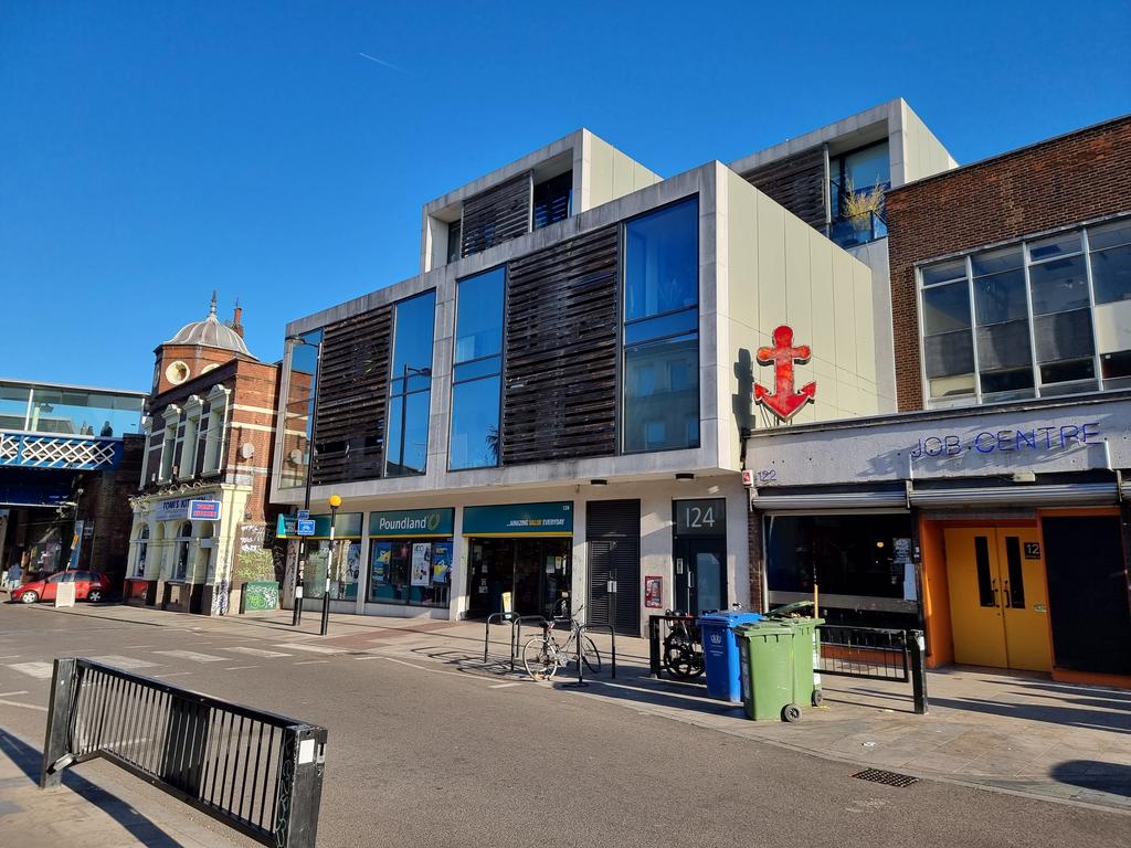 Deptford High Street, London SE8 2 bed flat £1,495 pcm (£345 pw)