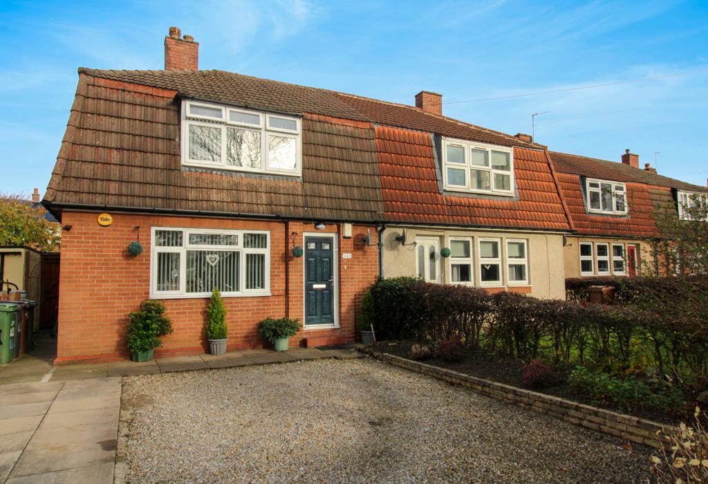 Queensway, Yeadon, Leeds, West Yorkshire 3 bed semidetached house £