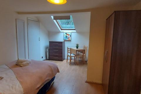 Studio to rent, Park Avenue, London NW2