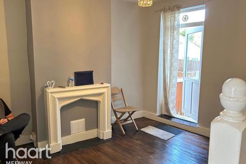 3 bedroom terraced house to rent, Cecil Road, Rochester