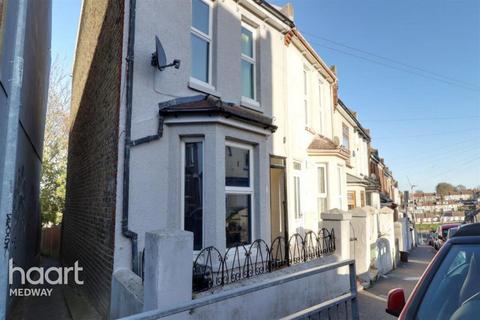 3 bedroom terraced house to rent, Cecil Road, Rochester