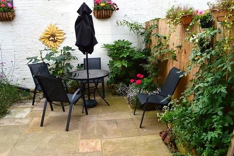 9 Wiggins Yard, Godalming, GU7 1HW