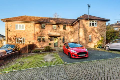 6 Hutton Close, Windlesham, GU20 6DN
