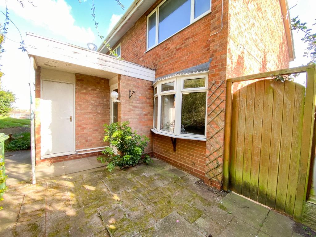 Ravenswood Hill, Coleshill, Birmingham. B46 1BN 2 bed ground floor £140,000