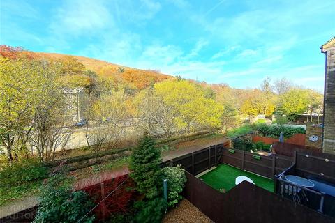 4 bedroom semi-detached house to rent, Tenterfield Close, Greenfield, Oldham, OL3