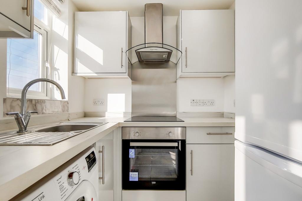 Albany Park Road, Kingston Upon Thames 1 bed apartment £1,250 pcm (£