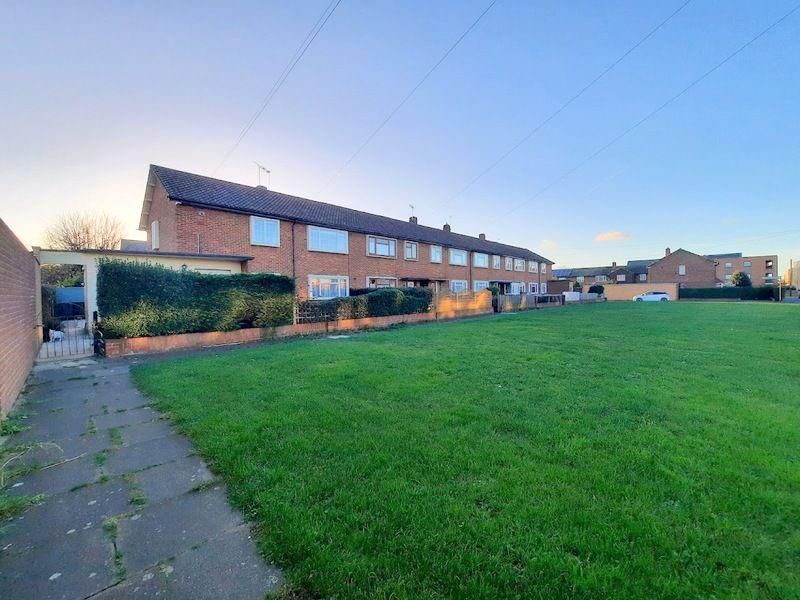 Fountains Avenue, Hanworth 2 bed apartment £325,000