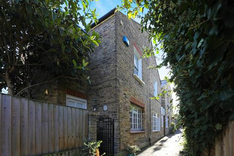 3 Albany Passage, Richmond, TW10 6DL