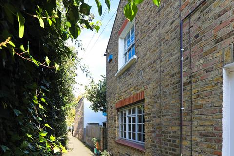 3 Albany Passage, Richmond, TW10 6DL