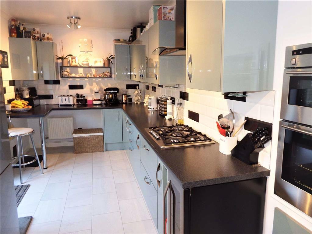 Symonds Green Road, Stevenage, Hertfordshire, SG1 4 bed semidetached