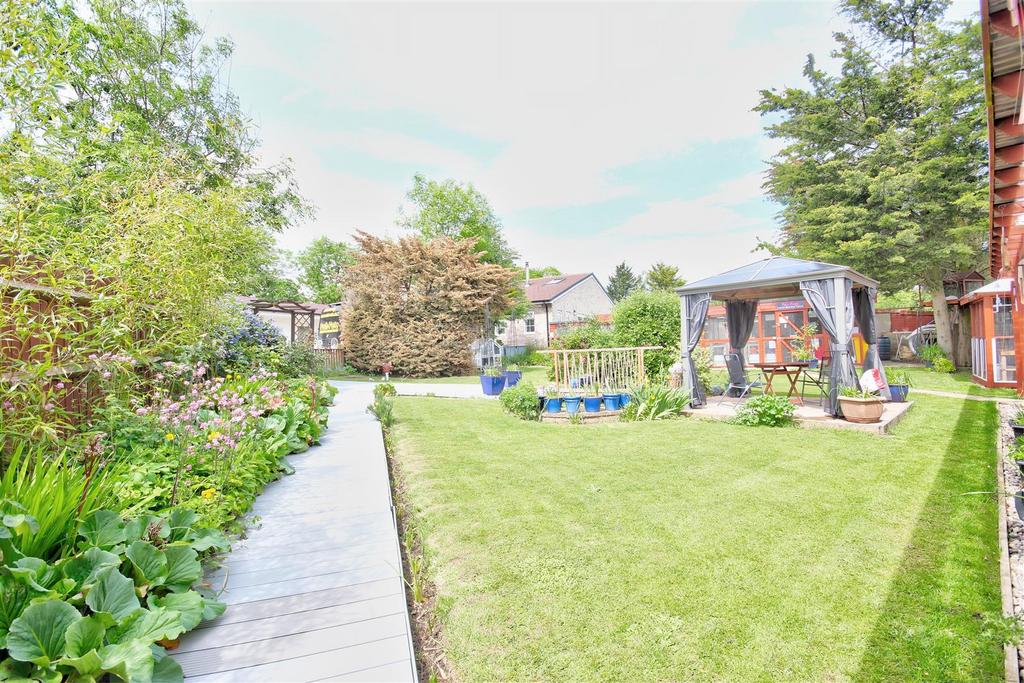 Stoke Albany Road, Desborough... 4 bed detached bungalow for sale £