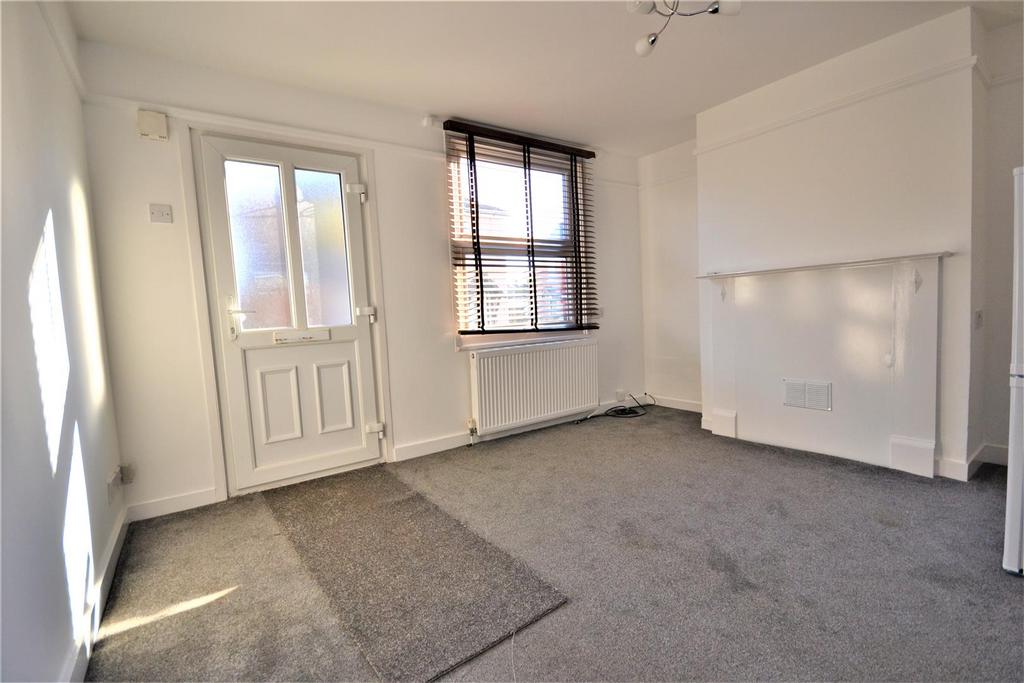 Lilian Road, BurnhamonCrouch 2 bed semidetached house to rent £