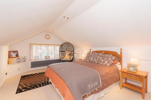 8 Stag Leys, Ashtead, KT21 2TD