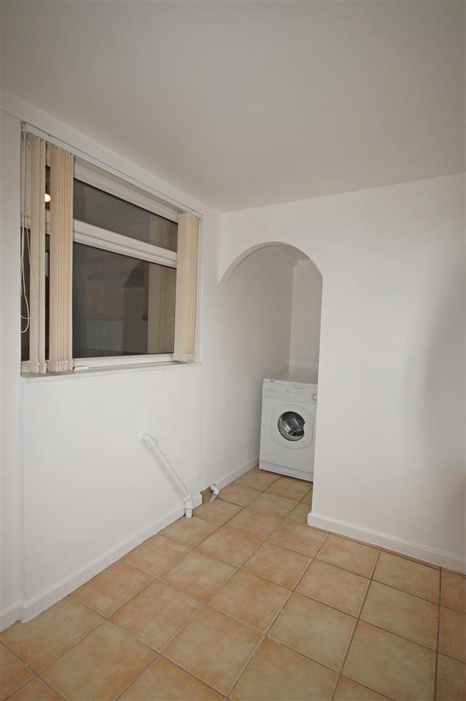 Thirlmere Avenue, Horwich, Bolton 3 bed townhouse £725 pcm (£167 pw)