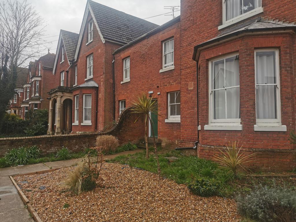 Ethelbert Road, Canterbury CT1 Studio £760 pcm (£175 pw)