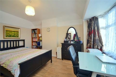 17 Hazlemere Gardens, Worcester Park, KT4 8AH