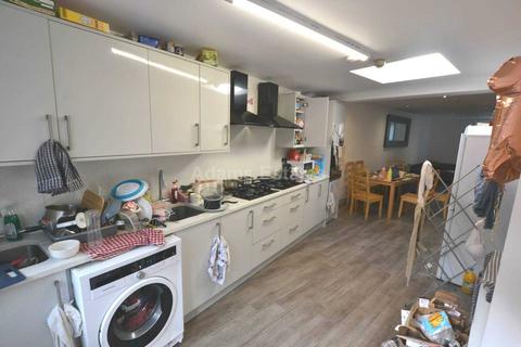 8 bedroom terraced house to rent - Christchurch Road, Reading