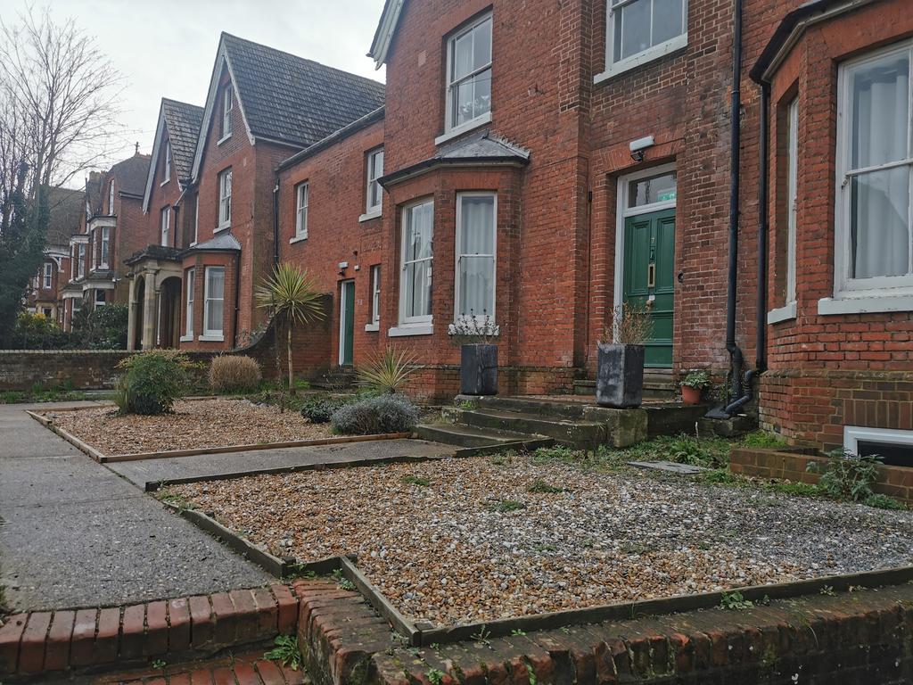 Ethelbert Road, Canterbury CT1 Studio £700 pcm (£162 pw)