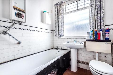 12 Dale Close, Pinner, HA5 3UU
